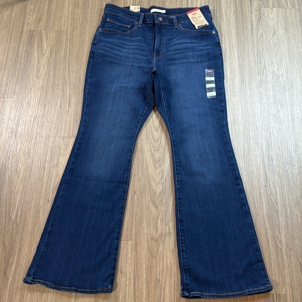 NWT Levi’s Flare Jeans 33